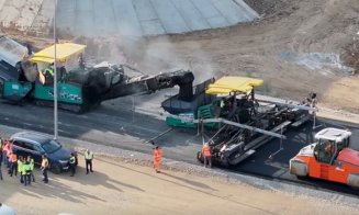Lucrări în forță pe Autostrada Transilvania: Lotul care va avea pistă de avioane, aproape 80% gata / Peste 500 de muncitori și 400 de utilaje pe șantier