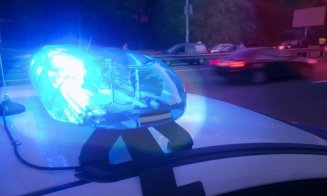 Incident violent pe o stradă din Cluj. O tânără ar fi provocat scandal și ar fi distrus o locuință