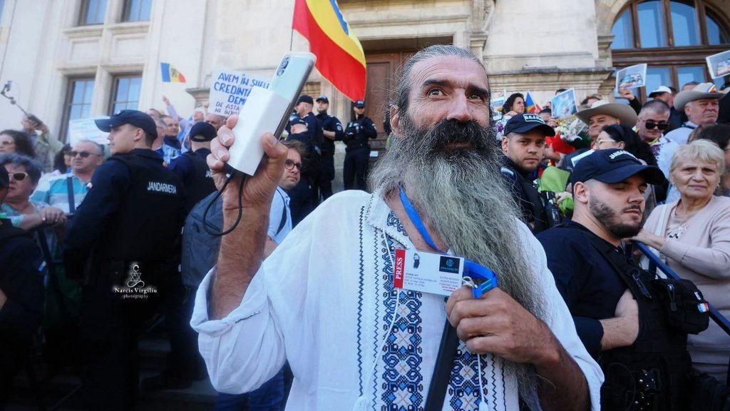 Haos la protestul din fața Arestului Central unde se află Călin Georgescu. Stegarul Dac, reținut de polițiști