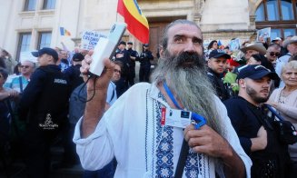 Haos la protestul din fața Arestului Central unde se află Călin Georgescu. Stegarul Dac, reținut de polițiști