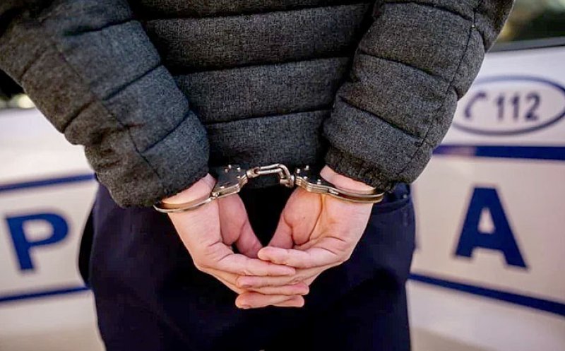 Un șofer cu permisul suspendat a încercat să-i fenteze pe polițiștii clujeni, schimbând locul cu pasagerul din dreapta / Pasibil de închisoare de la 6 luni la 3 ani