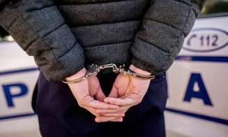 Un șofer cu permisul suspendat a încercat să-i fenteze pe polițiștii clujeni, schimbând locul cu pasagerul din dreapta / Pasibil de închisoare de la 6 luni la 3 ani