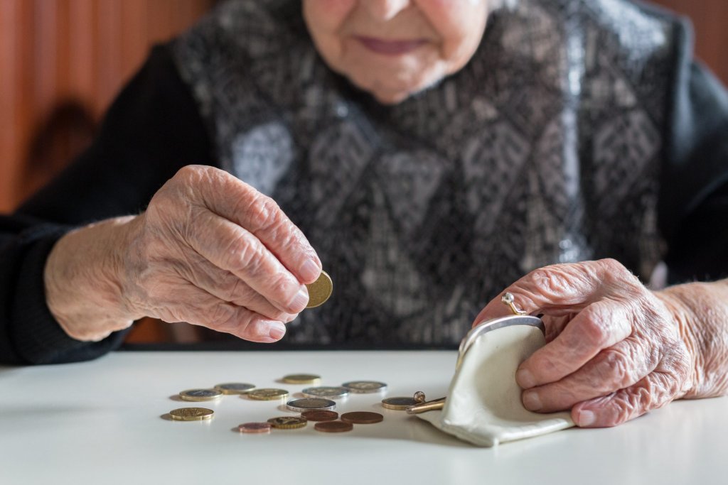 Pensionarii primesc bani în plus în decembrie. Sumele diferă în funcție de venit
