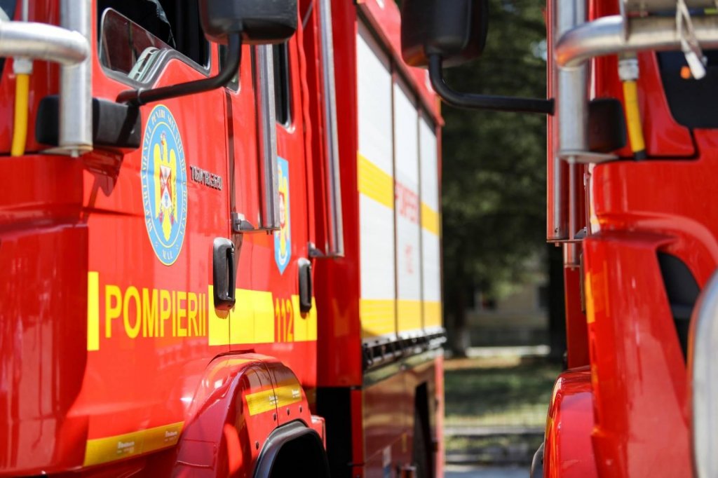 Autospeciale cu sirene pe Bulevardul Muncii! Pompierii se deplasează în regim de urgență la o intervenție - exercițiu