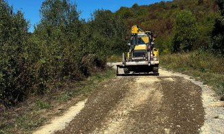 Străzi distruse de ploile torențiale, reparate din fondul de rezervă al județului Cluj