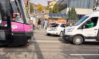 ACCIDENT între o mașină și un tramvai pe Muncii. SMURD-ul și descarcerarea, la fața locului
