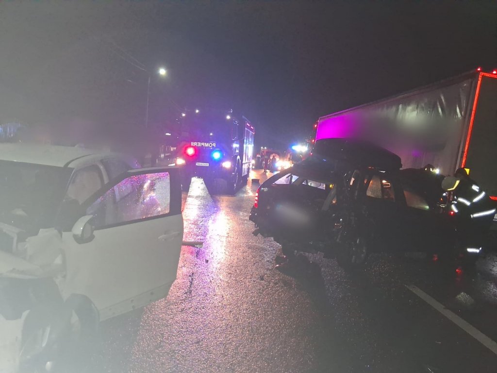 Accident GRAV între două mașini și un camion la Livada! Descarcerarea, SMURD-ul și un echipaj SAJ, la fața locului/ Traficul este blocat