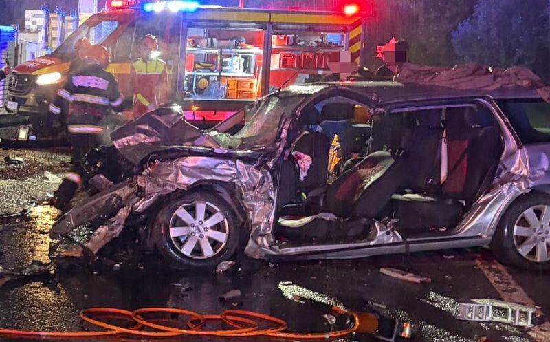 Carnagiu pe un drum național: Un tânăr de 25 de ani și două adolescente de 17 ani au murit noaptea trecută într-un accident cumplit