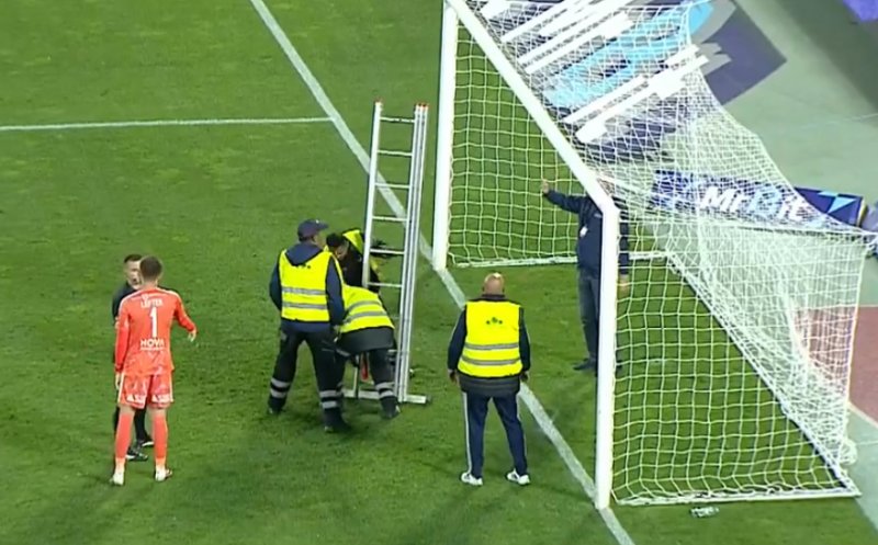Așa ceva, mai rar în Superliga! De ce au intrat cu scara pe teren în partida cu 7 goluri ”U” Cluj - Rapid de pe Cluj Arena