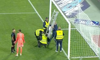 Așa ceva, mai rar în Superliga! De ce au intrat cu scara pe teren în partida cu 7 goluri ”U” Cluj - Rapid de pe Cluj Arena