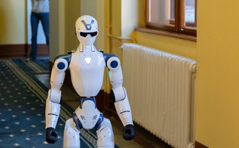 Robot umanoid la UBB Cluj! Va "locui" în Science Café și va fi folosit în proiecte de inteligență artificială și robotică