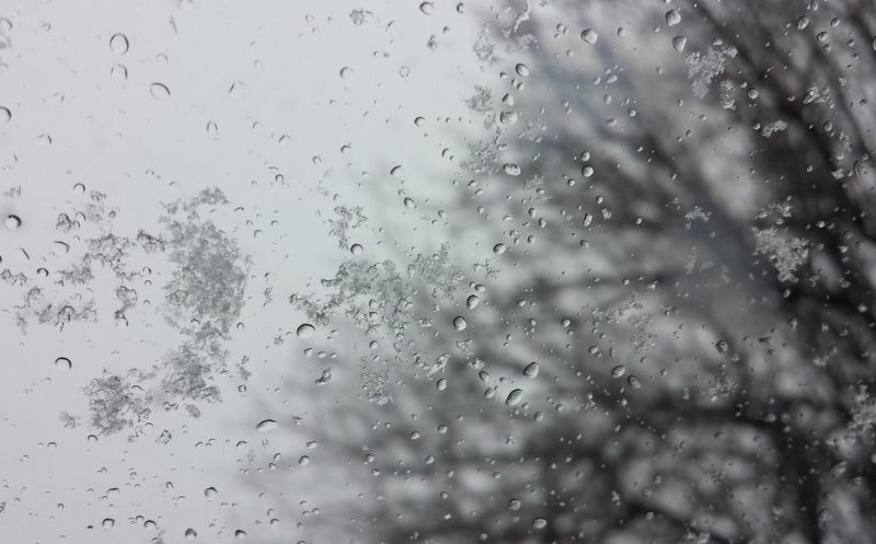 Meteorologii au prelungit avertizarea de vreme rea! Cod Galben de vânt, ploi, ninsori și zăpadă în zonele înalte de munte
