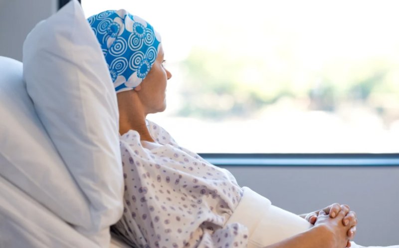 O femeie care a învins cancerul de colon de trei ori dezvăluie simptomul pe care l-a avut încă de la 14 ani