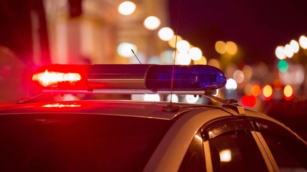 Un clujean a fost surprins plimbându-se dezbrăcat pe stradă, noaptea. Polițiștii l-au dus la spital