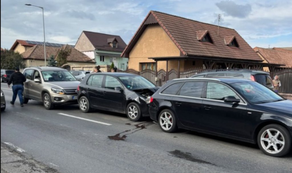 Accident în lanț între trei mașini, în Florești. O femeie și doi minori au ajuns la spital