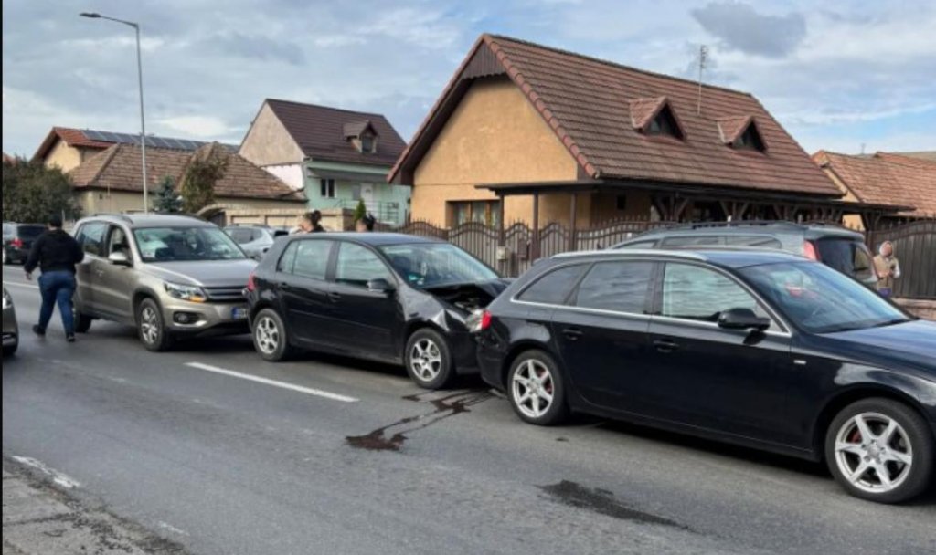 Cum s-a produs accidentul în lanț cu patru mașini, în Florești. Trei persoane, printre care două minore, au ajuns la spital