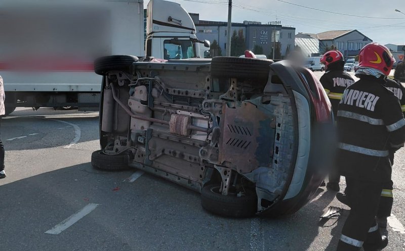 Accident rutier grav în Cluj: o mașină s-a răsturnat