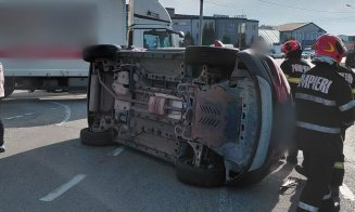 Accident rutier grav în Cluj: o mașină s-a răsturnat