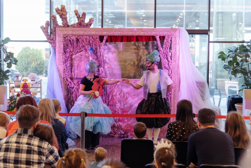 Weekend pentru întreaga familie, la Iulius Mall Cluj: teatru de păpuși, plimbări cu cățeii și Târg de Artă și Antichități