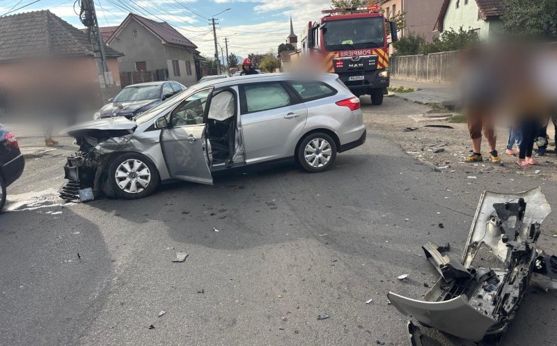 Doi șoferi de 18 ani, implicați într-un accident în Cluj. Două persoane au ajuns la spital