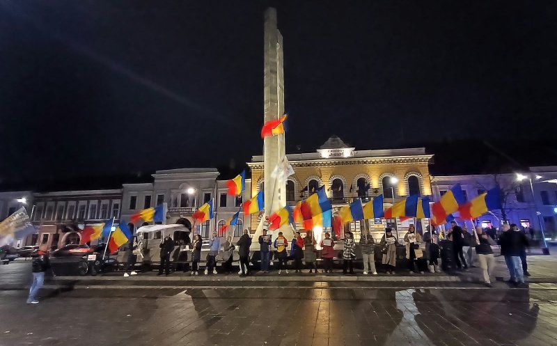 Manifest pro-Georgescu în centrul Clujului. Aproximativ 20 de persoane flutură steaguri tricolore la Monumentul Memorandiștilor