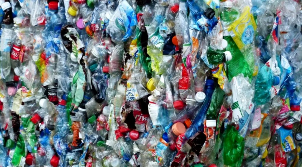 Compania aflată pe primul loc la poluarea cu plastic renunță la obiectivul privind sticlele reutilizabile. Ce promitea compania până în 2030