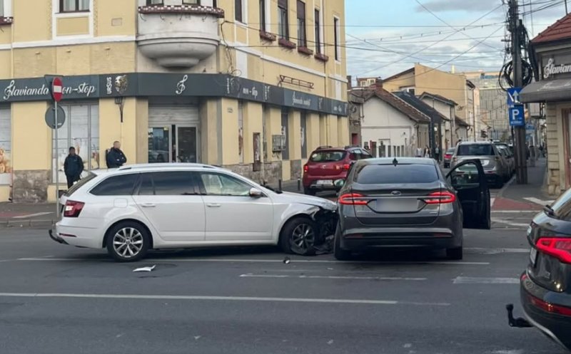 Accident între două mașini pe Calea Dorobanților din Cluj. Șoferii spun că în intersecția respectivă se produc frecvent accidente