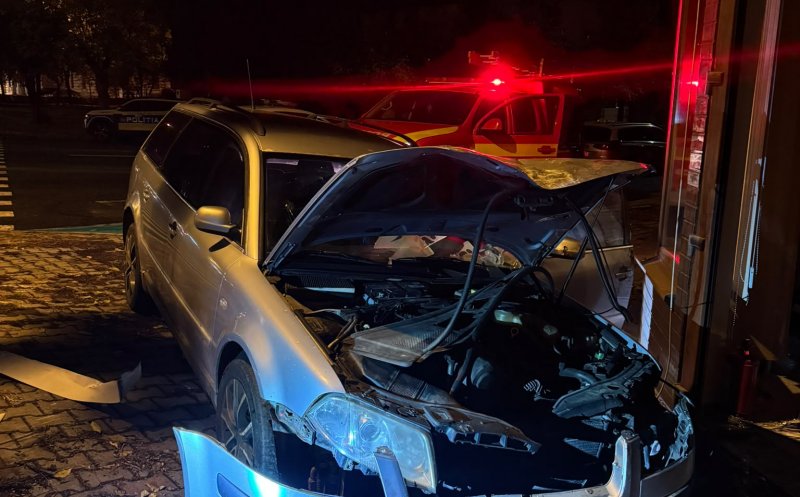 A intrat cu mașina în clădirea Centrului Turistic și a fugit de la locul faptei