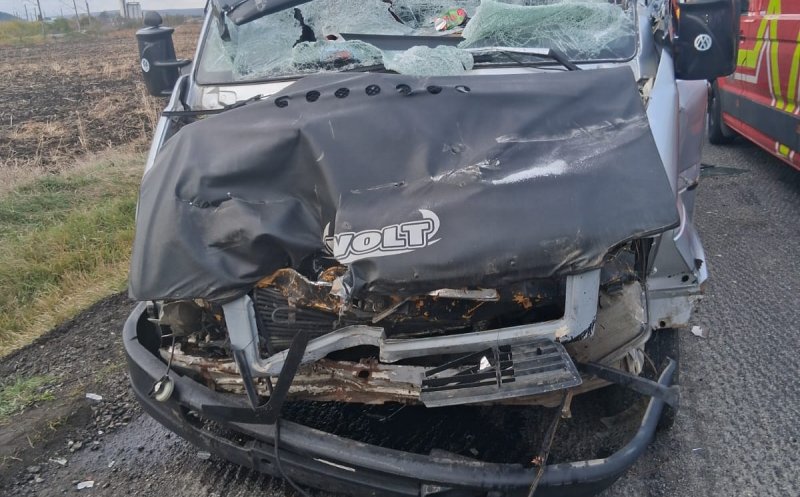ACCIDENT în Iclod. Impact între un microbuz și un autotren / Un minor de aproximativ 2 ani, printre victime