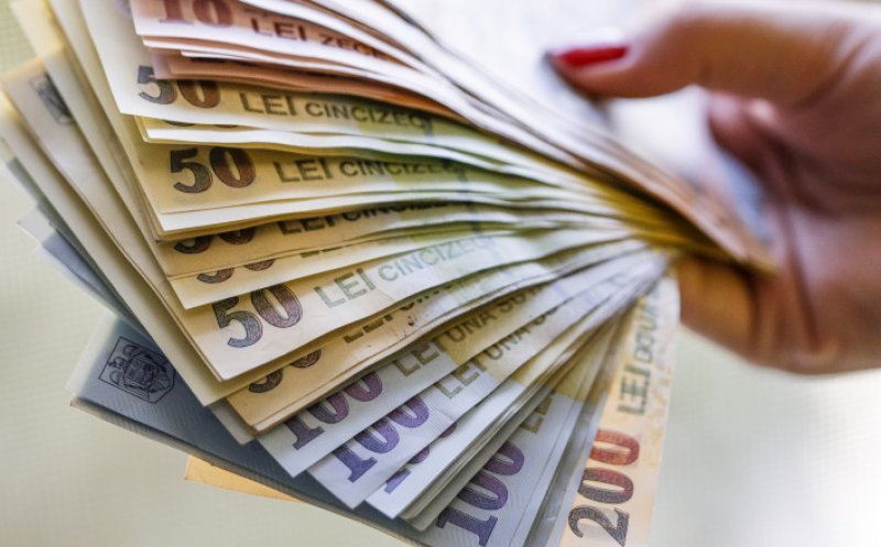 Pensii în noiembrie 2026. Când intră banii pe card și când îi aduce poștașul