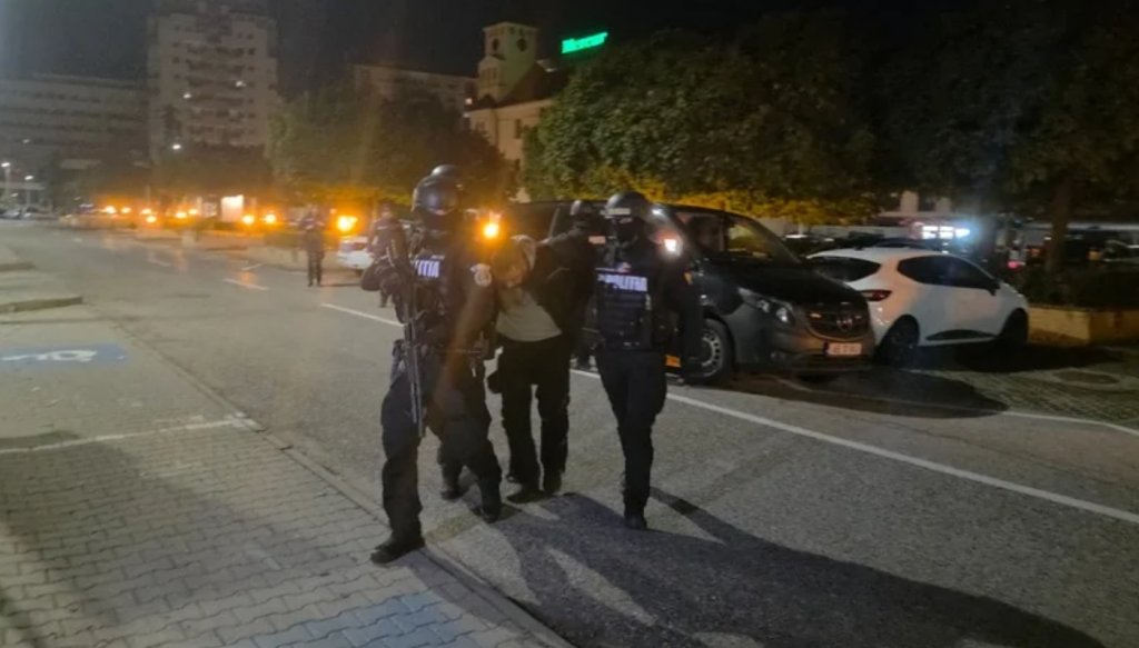Caz șocant. Un bărbat a intrat în sediul Poliției cu o replică de AK-47 și o grenadă, apoi le-a cerut agenților să-l împuște / Ce a urmat