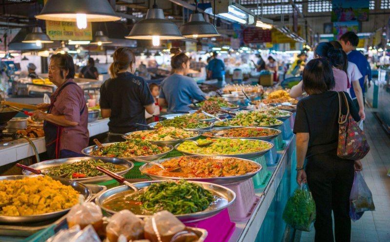 Street food thailandez: Cum mănânci ca un localnic în sejurul tău din Thailanda
