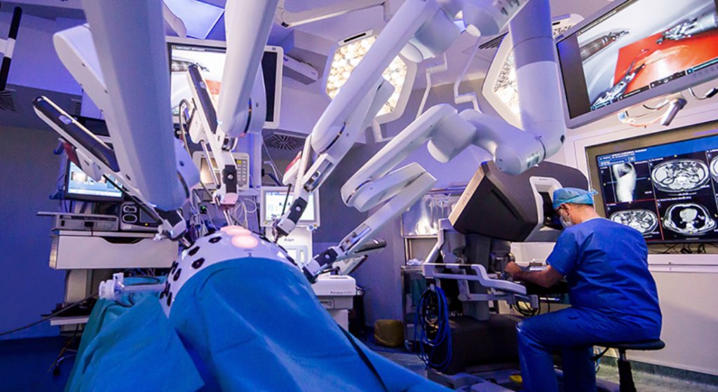 Un pensionar a plătit peste 72.000 de lei pentru o operație cu robotul Da Vinci, la o clinică privată din Cluj. Cum a obținut decontarea integrală după trei ani