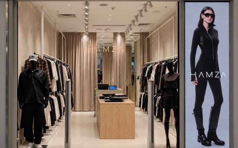 S-a deschis HAMZA, brandul românesc de fashion, în Iulius Mall Cluj. Vino să descoperi creațiile designerului Ștefan Hamza!