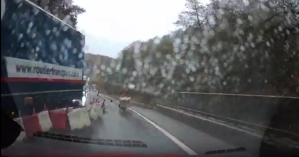 Un șofer de TIR din Cluj a lovit separatoarele de drum, proiectându-le într-un autoturism. În loc să oprească, și-a continuat drumul