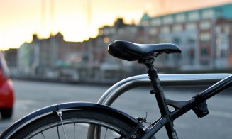 Recomandările polițiștilor clujeni pentru utilizatorii de biciclete și trotinete în condițiile meteo de toamnă